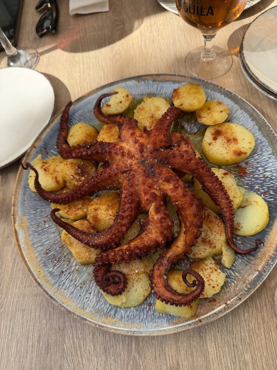 Pulpo a la brasa con patatas gallegas, plato principal de La Bernarda.