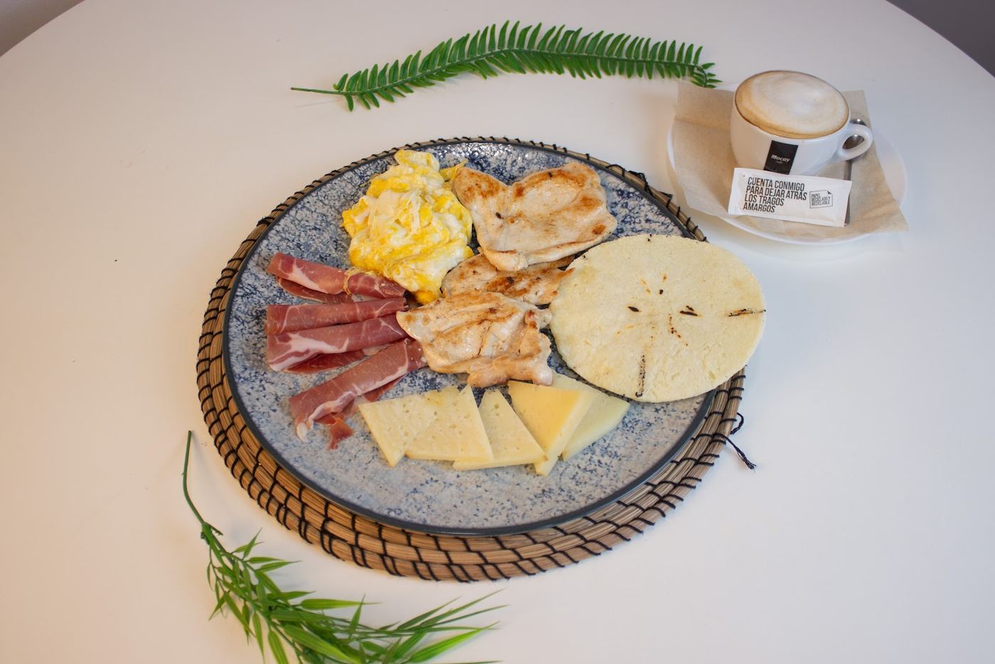 Desayuno energético con arepa, queso, jamón y huevos revueltos.