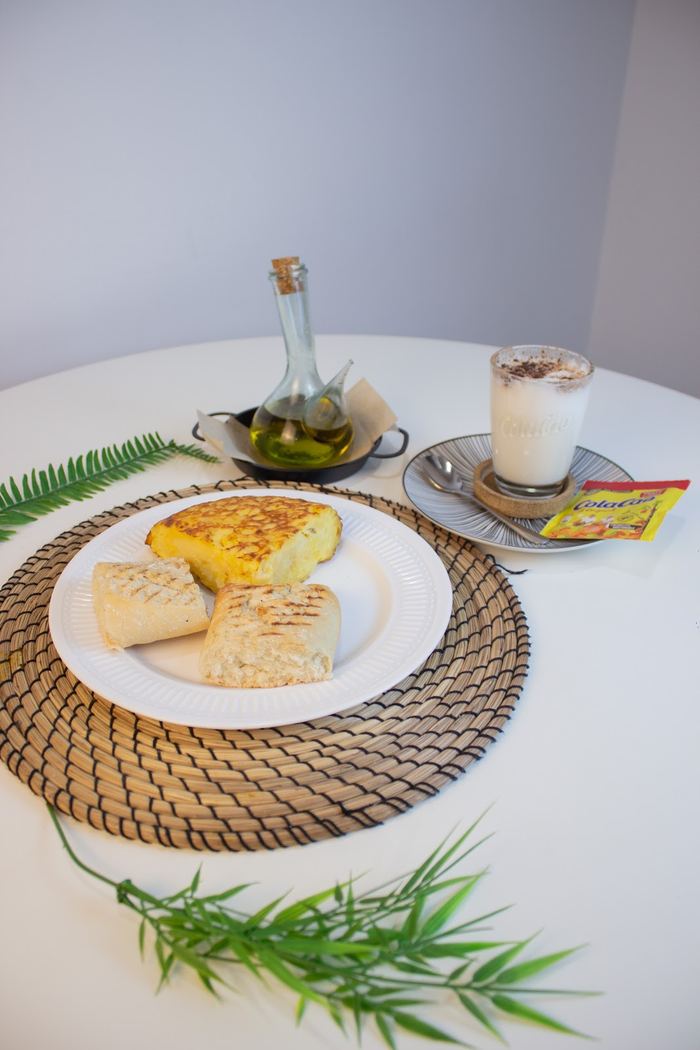 Tortilla española de patatas con pan tostado, un clásico de la casa.
