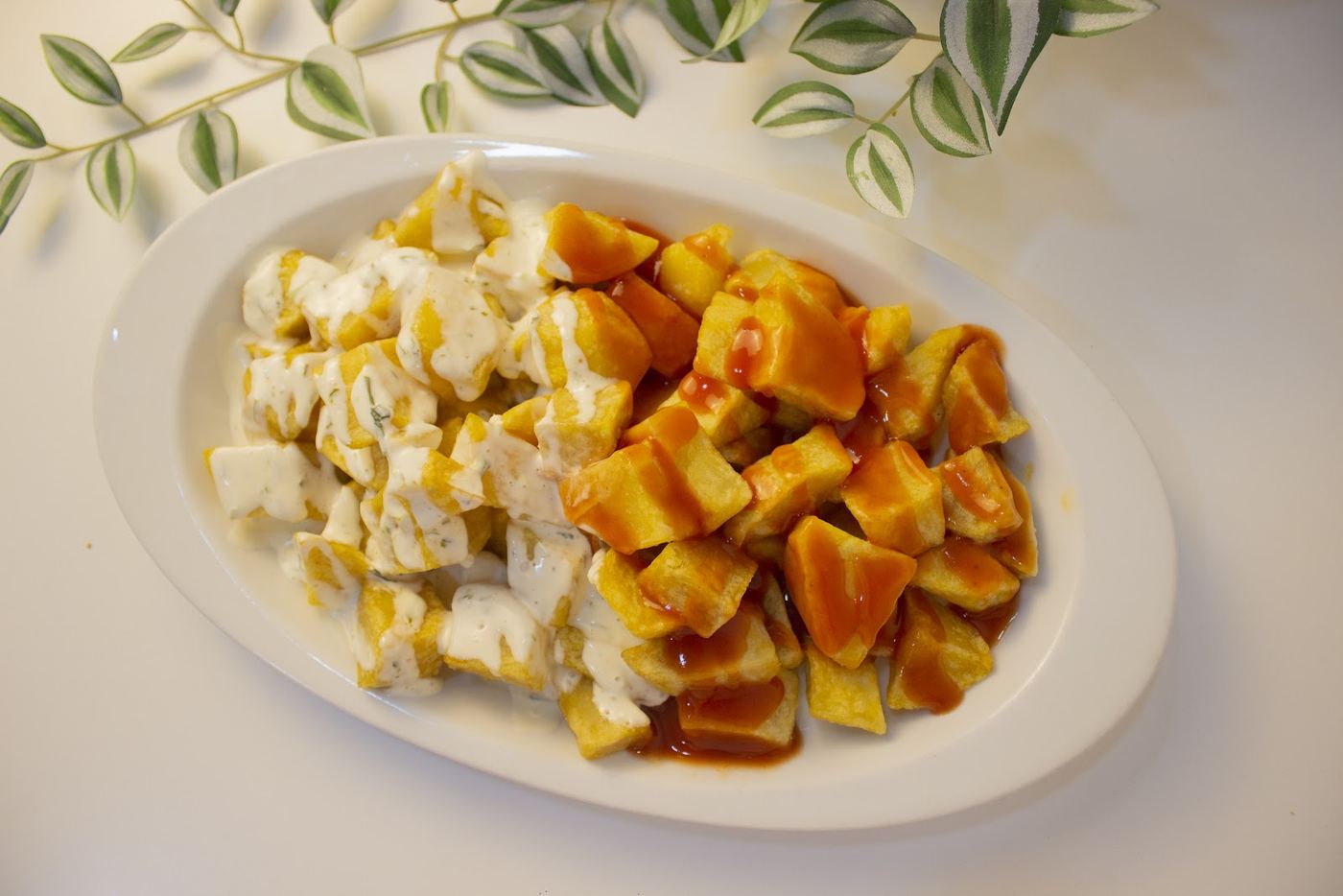 Patatas bravas con salsa picante y mayonesa aromática, la especialidad del local.